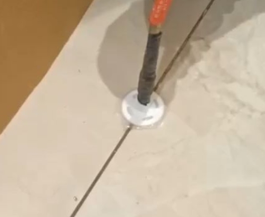 礼泉瓷砖空鼓维修公司专业解答瓷砖在铺贴过程中，如果没有涂抹均匀到位的粘结材料（如水泥砂浆或瓷砖胶），可能会导致以下问题