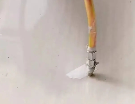 礼泉瓷砖空鼓维修公司专业解答在瓷砖铺贴过程中，如果使用的砂料过粗（如全部使用了粗砂），可能会导致以下问题