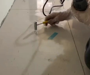 礼泉瓷砖开裂维修公司专业分享瓷砖在铺贴前如果没有沥干水分，将会导致以下问题