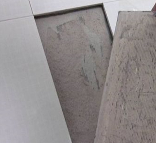 礼泉瓷砖空鼓维修公司分享瓷砖铺贴时如果打浆（即涂抹在瓷砖背面和基层上的砂浆或瓷砖胶）过少，会带来以下问题